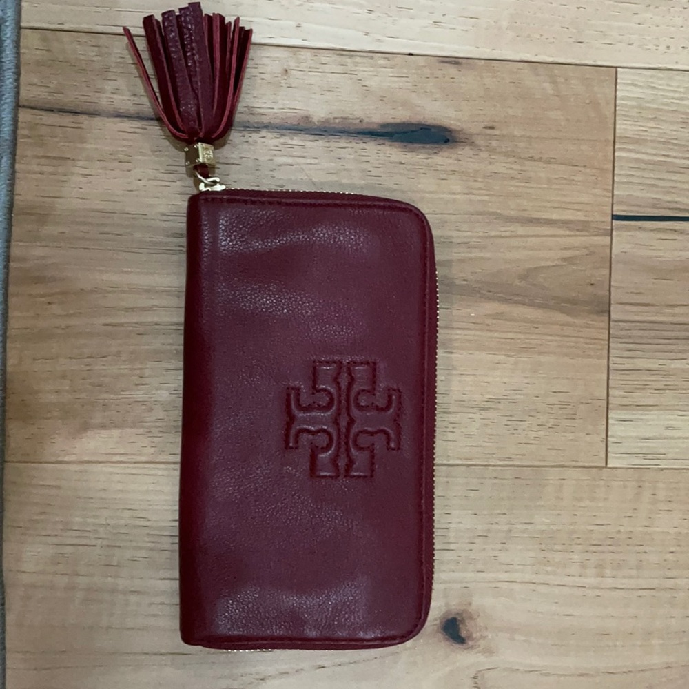 Tory Burch 🌷🥀🌹Burgundy wristlet